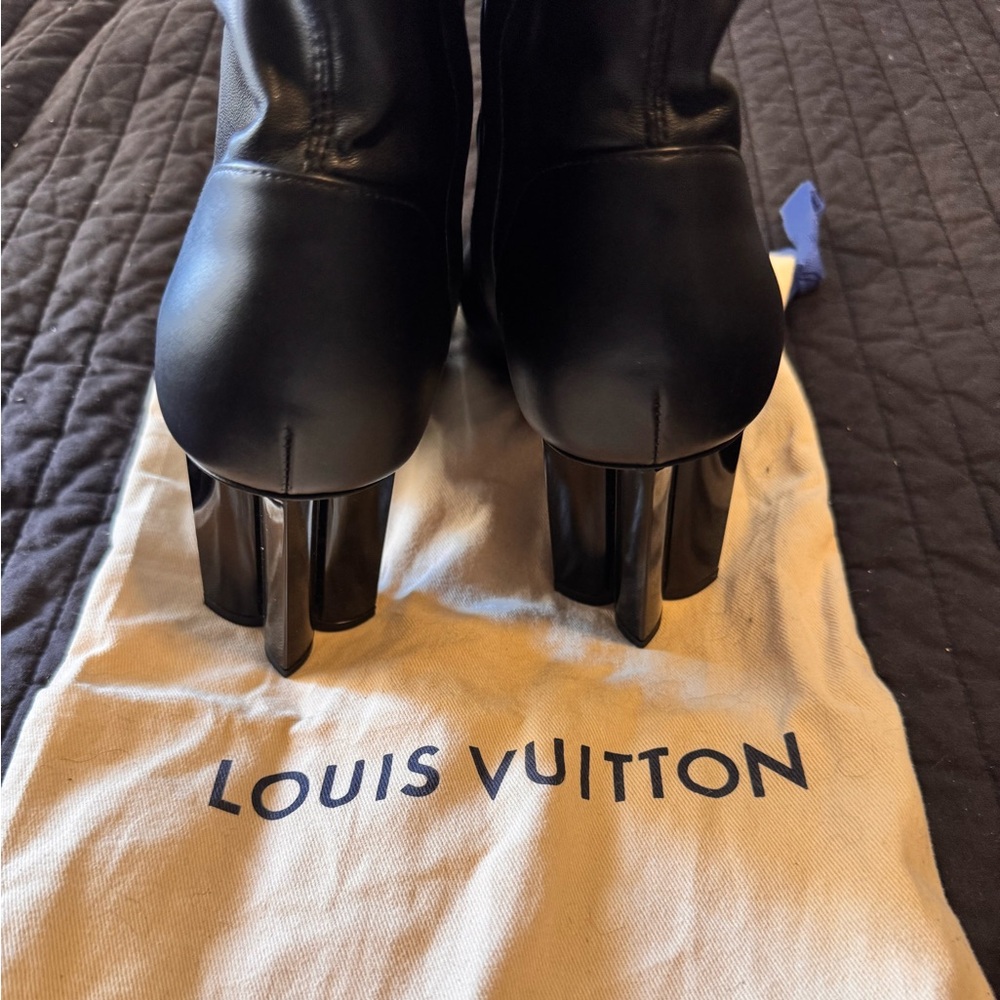 Women’s authentic Louis Vuitton Calfskin Silhouette Ankle Boots - Picture 5 of 6